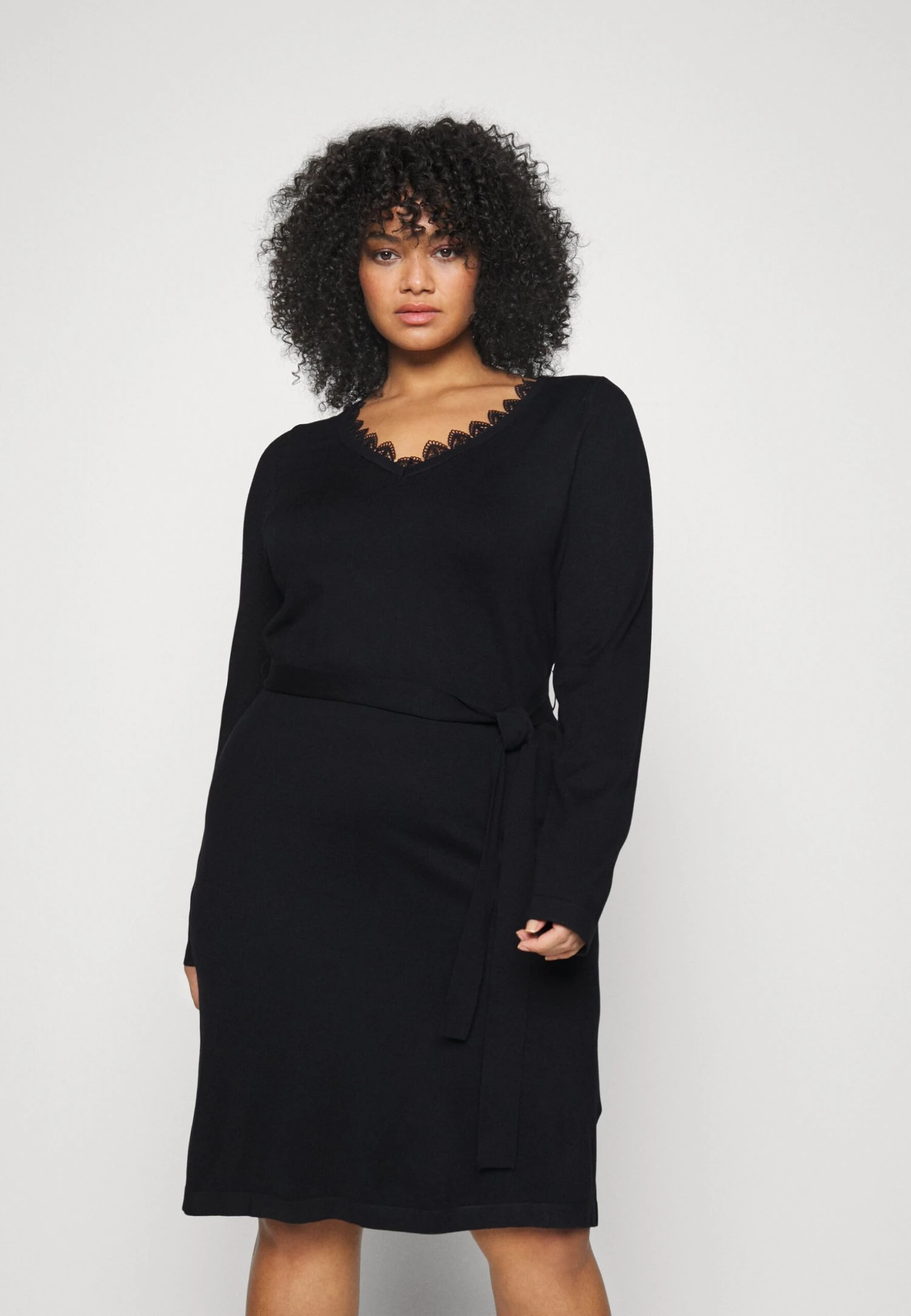 V Ausschnitt Mini Strickkleid Mit Gürtel Und Spitzeneinsatz - Gebreide Jurk - Black 1 V Ausschnitt Mini Strickkleid Mit Gürtel Und Spitzeneinsatz - Gebreide Jurk - Black