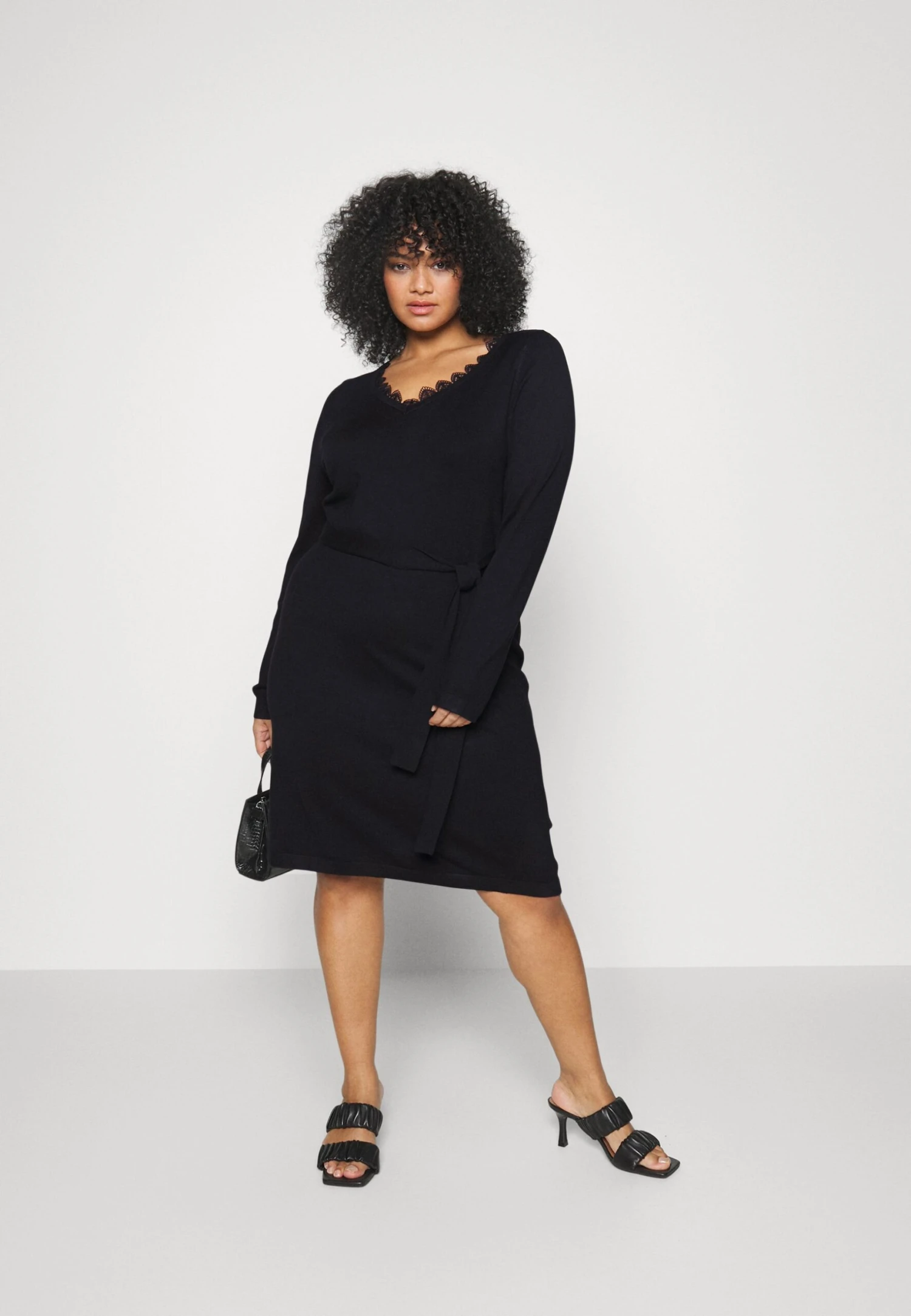 V Ausschnitt Mini Strickkleid Mit Gürtel Und Spitzeneinsatz - Gebreide Jurk - Black 2 V Ausschnitt Mini Strickkleid Mit Gürtel Und Spitzeneinsatz - Gebreide Jurk - Black - Afbeelding 2