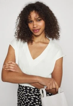 T-Shirt Basic - Off-White 9 T-Shirt Basic - Off-White -Anna Field 7396f69cf9334655a4908ea604a7abef