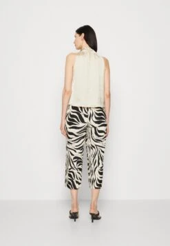 Anna Field Top - Off-White 8 Anna Field Top - Off-White -Anna Field d9c5d38d7f3d4273906a516a7842f4a3